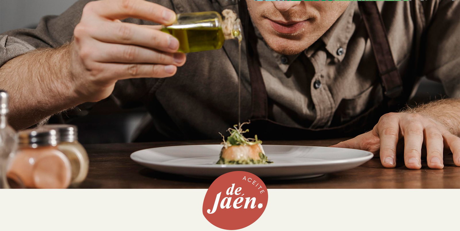 Chef terminando un plato con aceite certificado IGP Aceite de Jaén