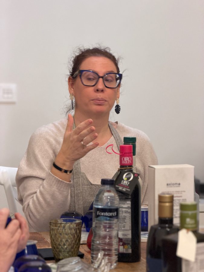 Mercedes Uceda, catadora profesional, en una cata de aceite en la oleoteca de Granada
