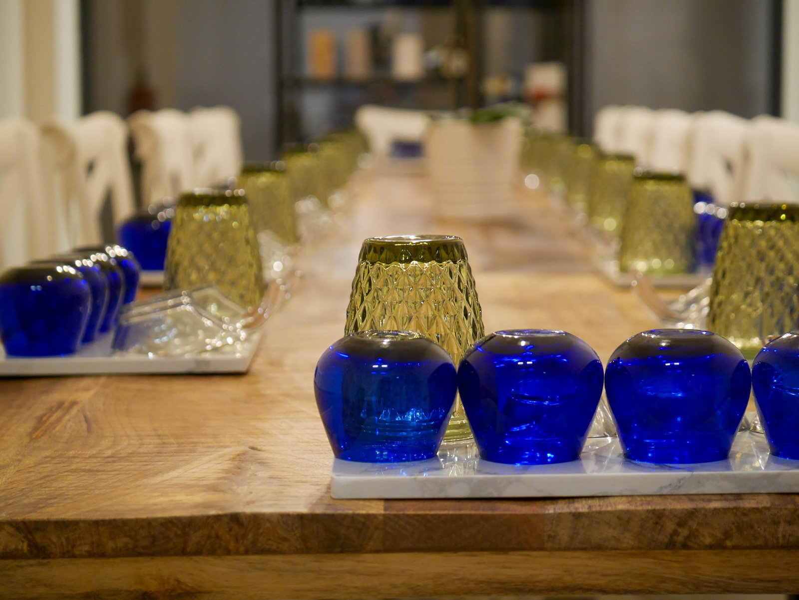 Catavinos azules y verdes preparados en la sala de cata de Molino & Cata