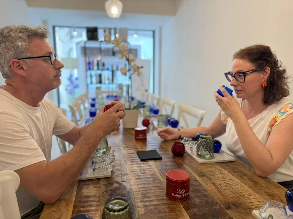 Jero y Mercedes catando aceite en copa azul en la oleoteca Molino & Cata, Granada