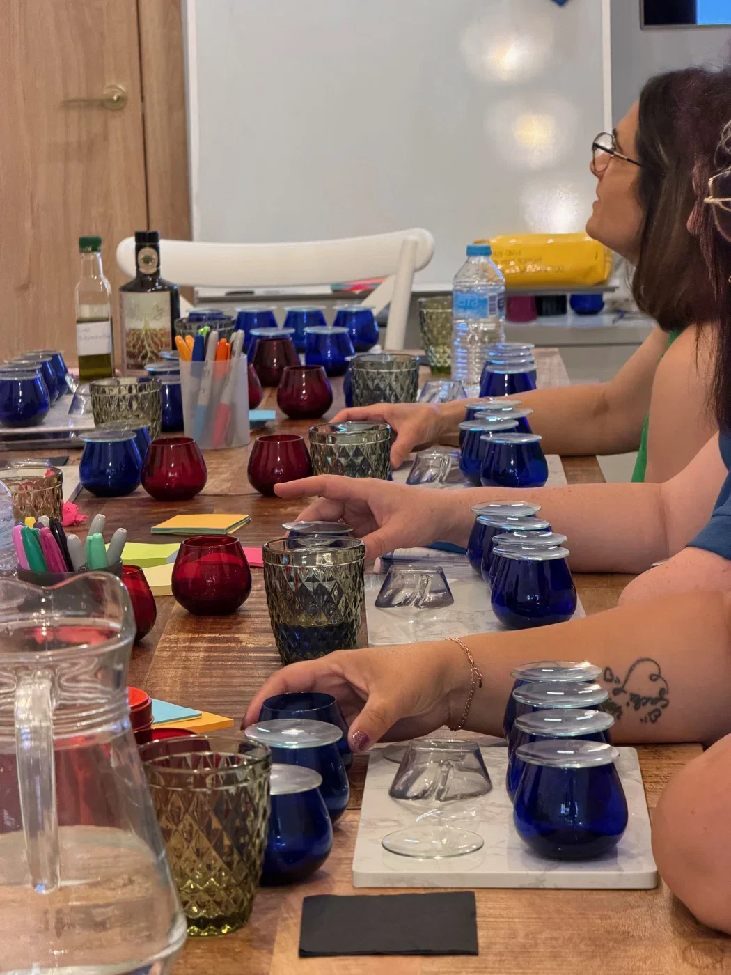 Sesión real de cata con copas azules y rojas en la sala de Molino & Cata