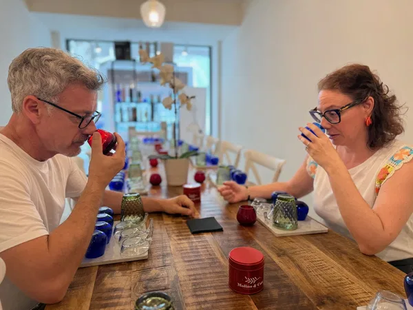 Mercedes Uceda y un participante catando aceite de oliva con copas profesionales en Molino & Cata, Granada