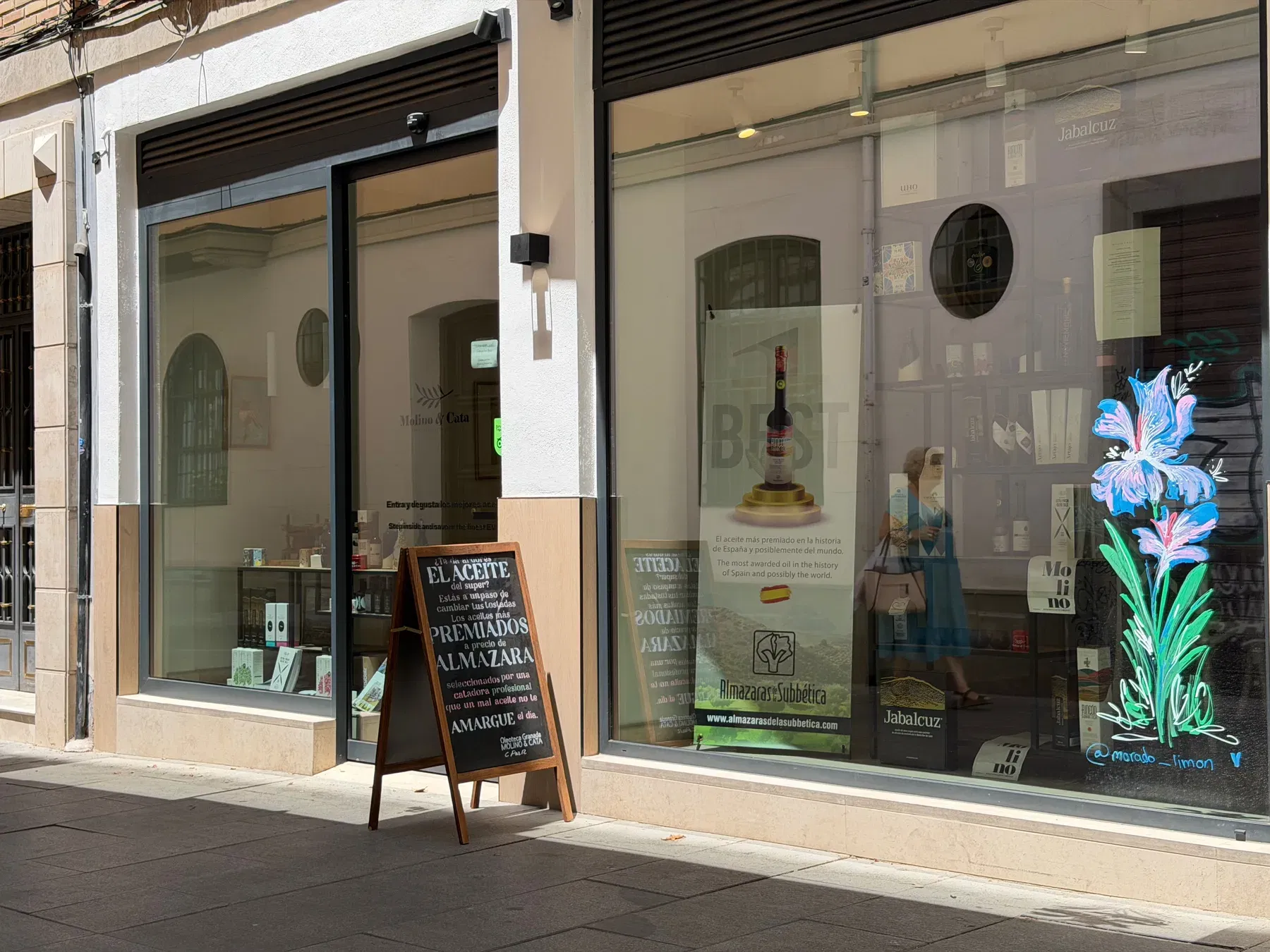 Fachada de Molino & Cata, tienda de aceite de oliva en el centro de Granada