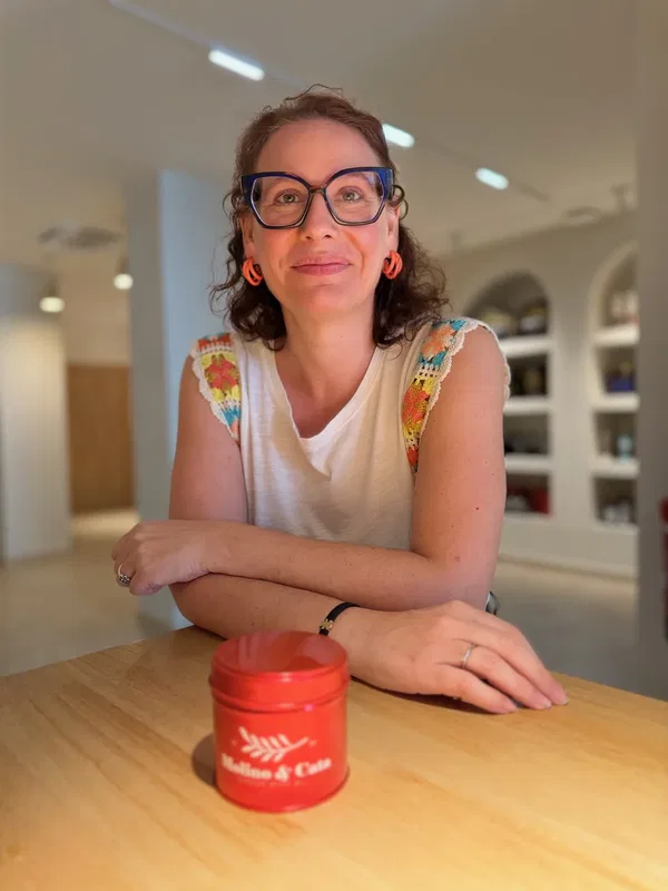 Mercedes Uceda, fundadora de Molino & Cata y catadora profesional de aceites de oliva vírgenes, en la oleoteca de Granada