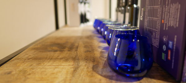 Vasos azules de cata profesional de aceite de oliva virgen extra, estándar COI